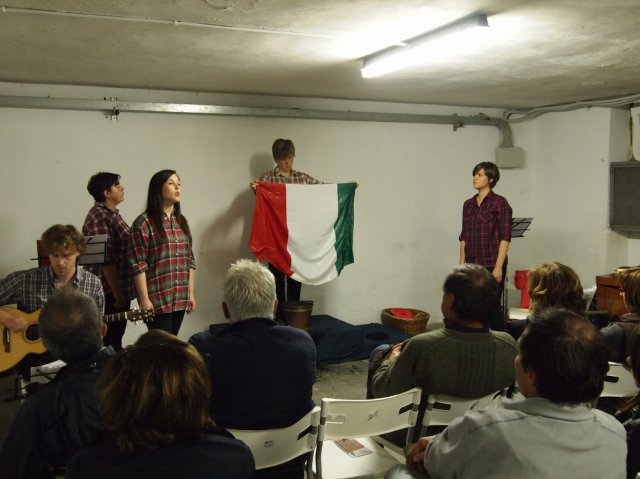 una scena dello spettacolo del gruppo macap a le person dij partigian 3foto di franco brunetta-1067x800